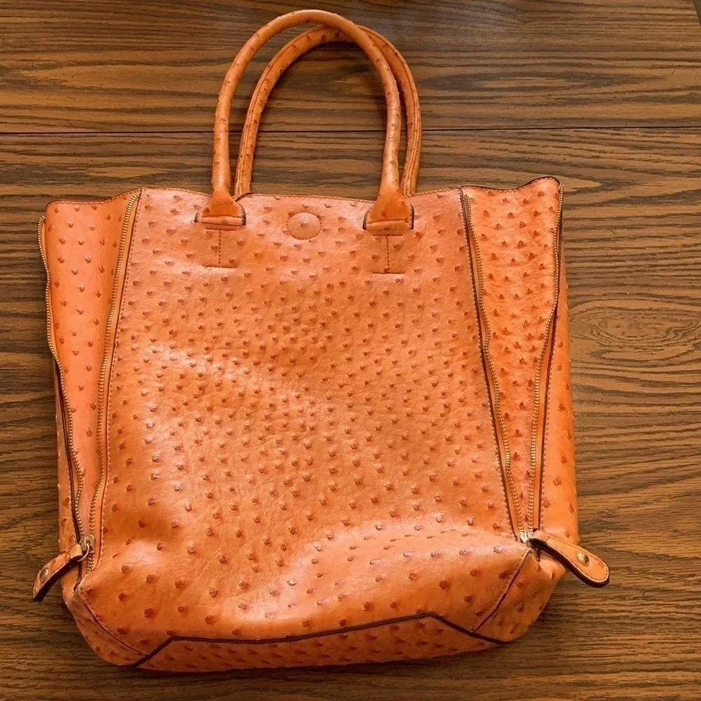 Studio 36 medium to large purse/tote bag. Really nice quality. Orange/4 zip outs